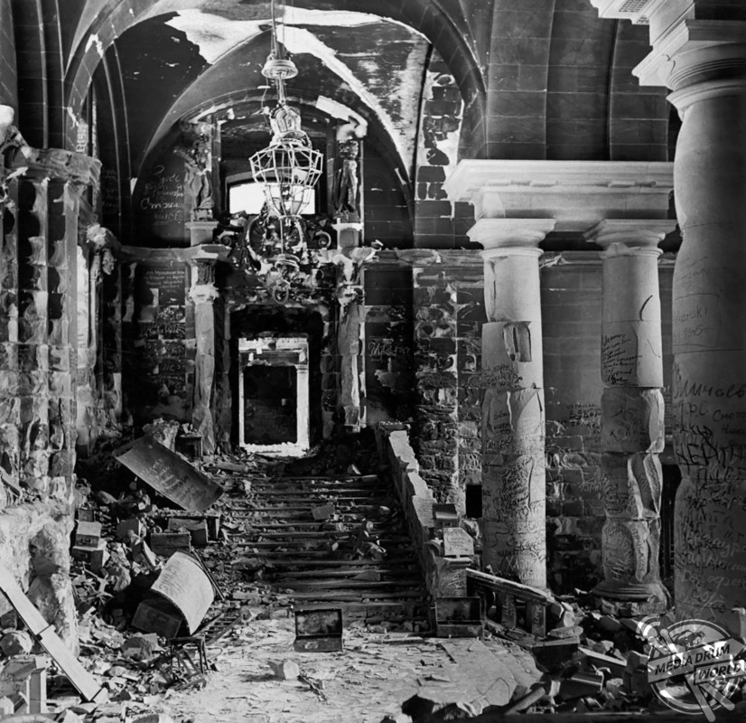 Inside the ruined Reichstag.  Vassili J. Subbotin / mediadrumworld.com