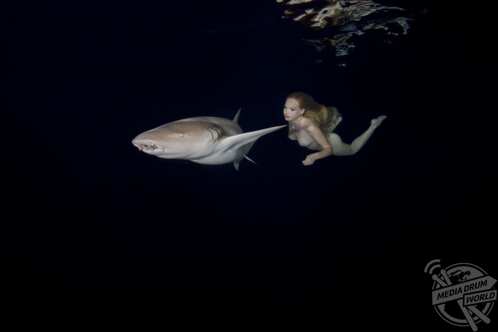 Jaw Dropping Pictures Show A Brave Naked Woman Swimming Underwater With