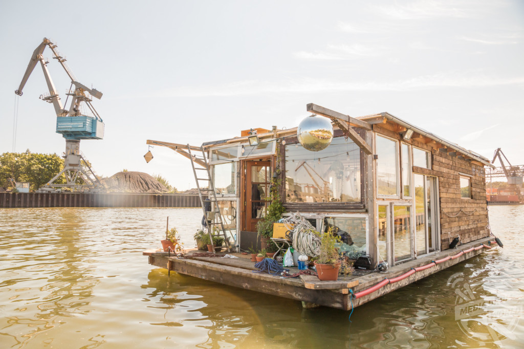 Photographer Builds His Own Houseboat From Scrap Material ...